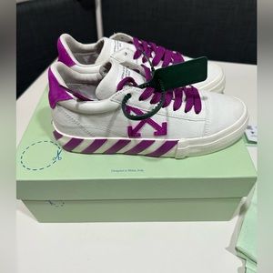 OFF-WHITE Women’s Vulcanized low-top sneakers- Size 8